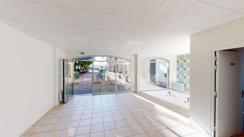 Local commercial 70 m² à Feytiat – vitrine et entrée